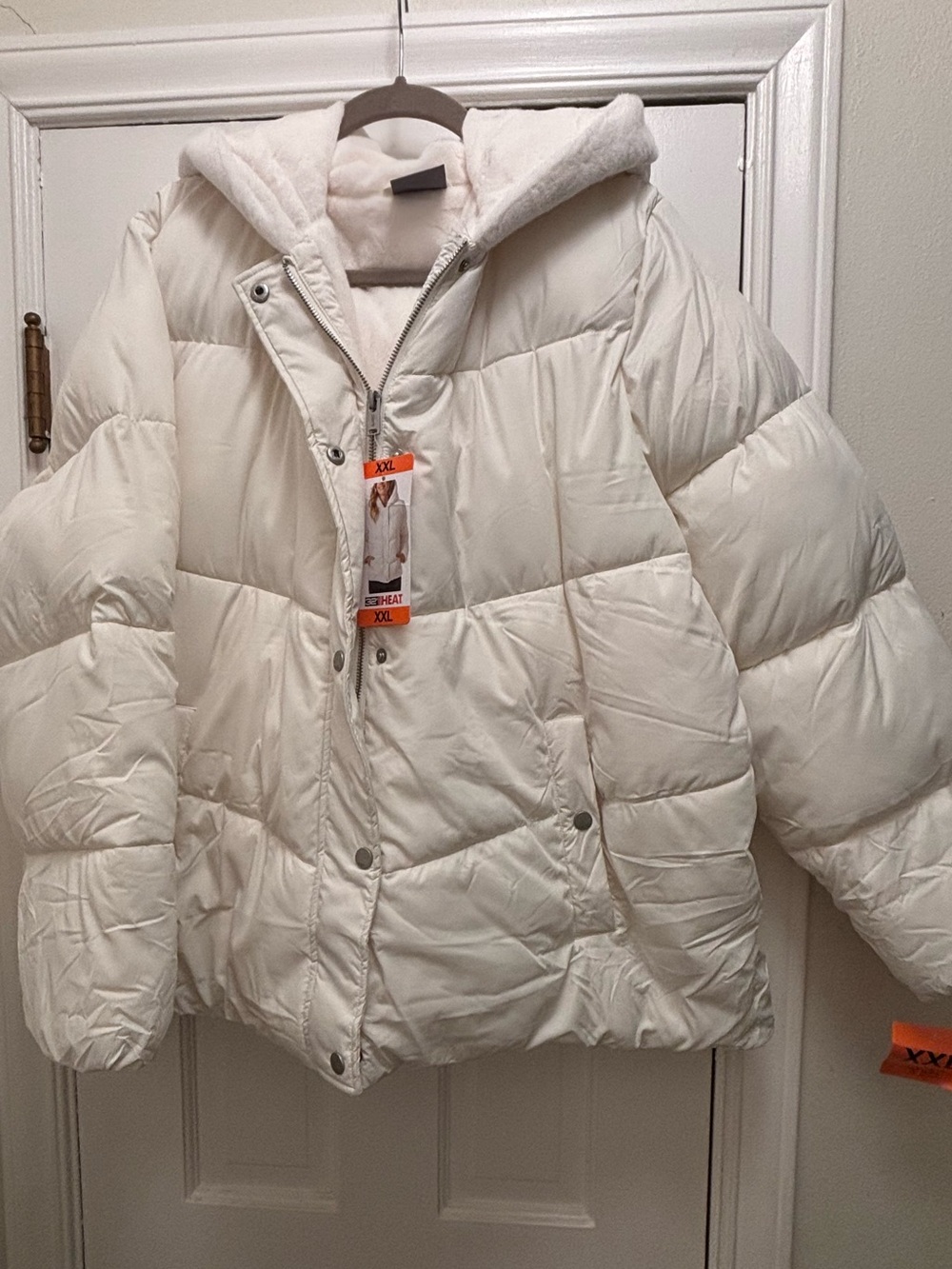32 Degrees White Chevron Quilted Puffer Jacket with Hood
Size XXL